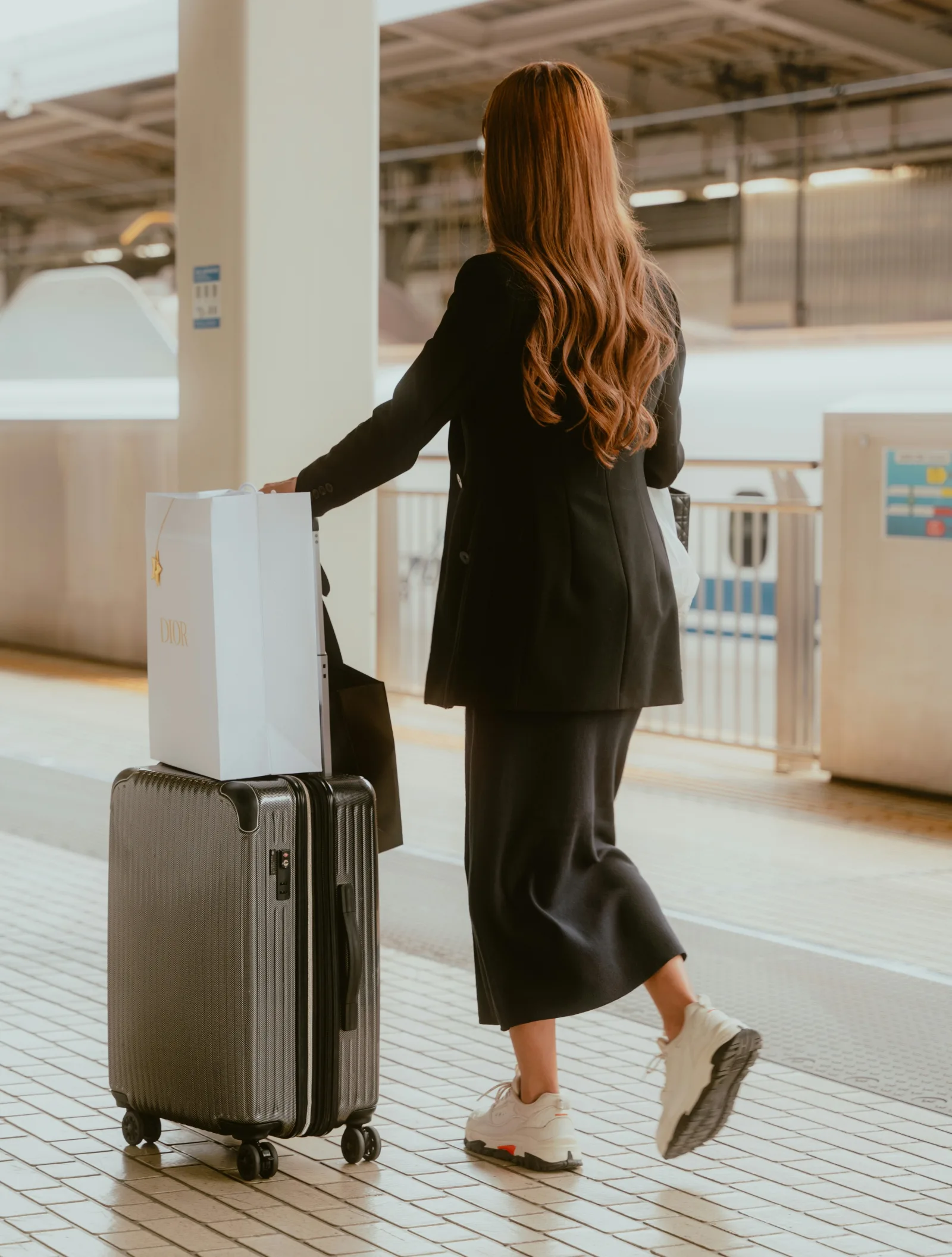 Mulher com mochila e mala e passaporte na mão, pronta para viajar de avião
